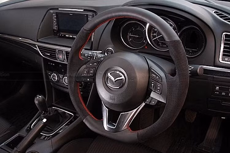 Nội thất của xe không có nhiều thay đổi, ngoài một số chi tiết bọc alcantara.