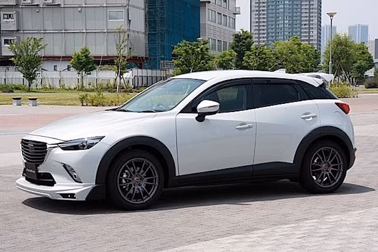 4 bánh xe đều được trang bị mâm Enkei GTC 01 màu xám chì, với thiết kế 6 cánh kép và thường được sử dụng trên xe thể thao.