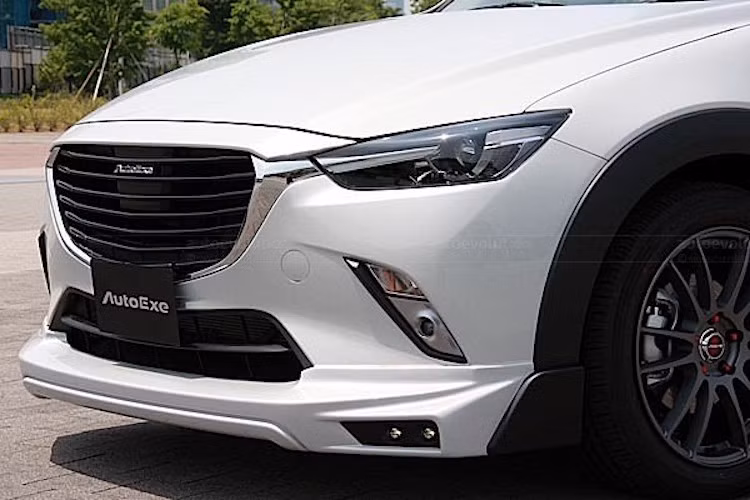 Với Mazda CX3, hãng đã nâng cấp ngoại thất của xe bằng bộ bodylip đầy góc cạnh ở cản trước, kèm theo đèn chiếu sáng LED và lưới tản nhiệt với những thanh ngang tối màu.