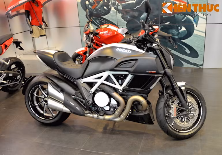 Tại Việt Nam, giá của một chiếc Ducati Diavel Carbon là 787,5 triệu đồng.