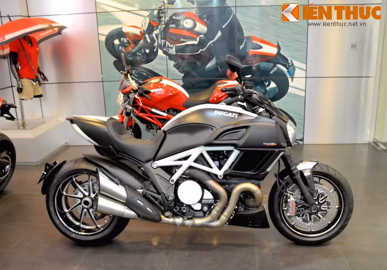 Ducati Diavel với màu trắng/carbon.