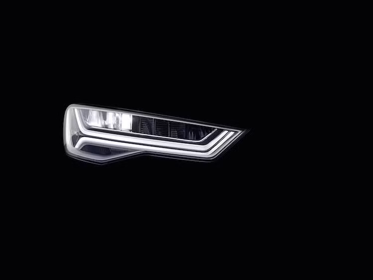 Bên cạnh đó, Audi còn lần đầu tiên tung ra tuỳ chọn đèn pha LED ma trận, tương tự như trên dòng A8 cao cấp nhất của Audi.