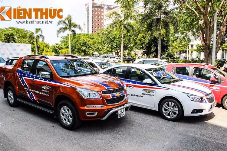 Khách hàng sẽ có cơ hội trúng điện thoại iPhone 6, dàn âm thanh 5.1 của Sony và xe mô hình Chevrolet Camaro tại mỗi địa điểm diễn ra chương trình.