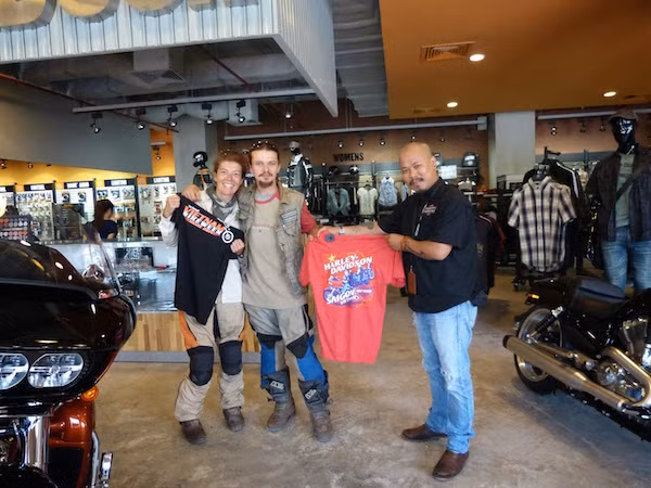 Chị Anne và anh Patricius nhận quà lưu niệm tại showroom Harley-Davidson Saigon.