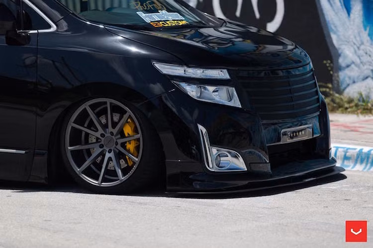 Với bộ bodykit Elgrand được nhập từ Nhật và màu sơn đen tuyền, chiếc Quest đã trở nên đầy bí ẩn và trông "sang" hơn.
