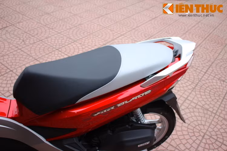 Phần yên của phiên bản cao cấp và cao cấp với sơn từ tính được may từ 2 màu vải khác nhau, trong khi bản thể thao bình thường chỉ có yên một màu đen.