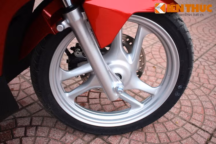 Cả 2 bánh xe đều không có sự thay đổi so với thế hệ trước, với mâm 3 cánh kép 14 inch và lốp không săm.