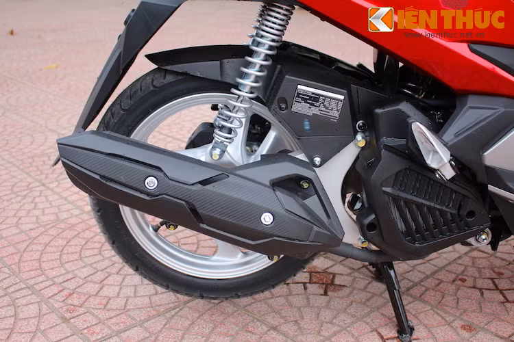Nhờ có kết cấu khung với cao su giảm chấn kẹp vào ống khung nối với giá đỡ động cơ, Air Blade mới cũng êm ái và đỡ rung hơn thế hệ cũ, dù vẫn sử dụng hệ thống phuộc y hệt.