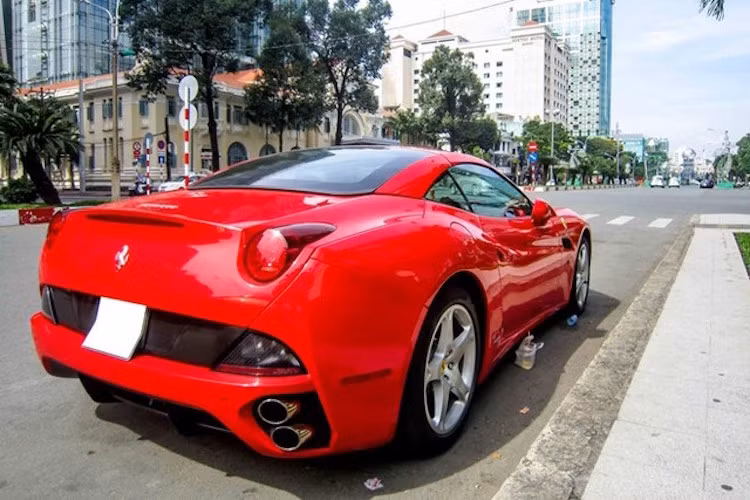 Không mạnh bằng 599, nhưng California vẫn được trang bị động cơ 4.3l V8 mạnh mẽ, với công suất tối đa 453 mã lực và mô-men xoắn cực đại 485 Nm. Tại Việt Nam, California có giá khoảng 12 tỷ đồng nếu nộp đầy đủ các loại thuế.