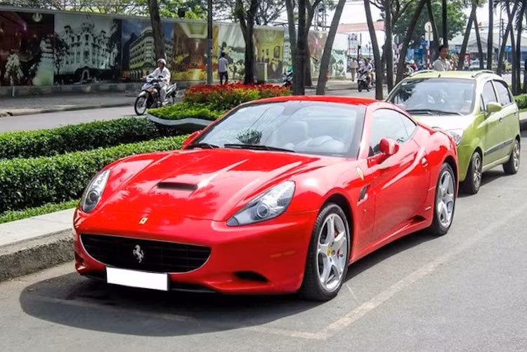 Bên cạnh chiếc 599 GTB cực mạnh, vị đại gia này còn sở hữu một chiếc California màu đỏ tươi. Là mẫu xe mui xếp cứng đầu tiên của Ferrari, California lần đầu xuất hiện vào năm 2008.