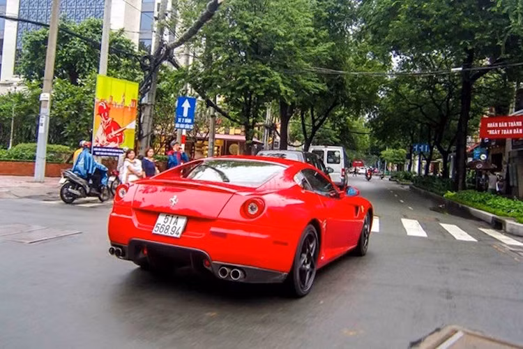 Vào tháng 5/2011, chiếc xe đã gặp một tai nạn nhỏ, sau đó đã được phục chế lại và bán cho vi "đại gia" Sài Gòn. Với động cơ V12 6.0l 611 mã lực, 599 GTB là một siêu xe dũng mãnh khi đạt 0-100 km/h chỉ sau 3,5 giây.