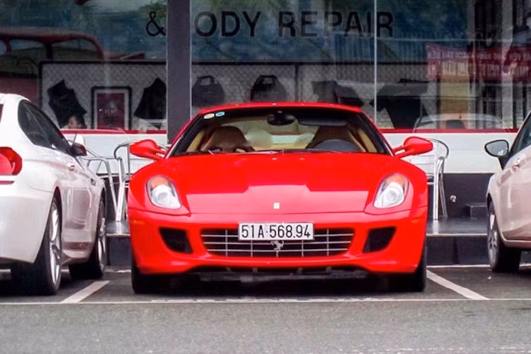 Trong số những chiếc Ferrari của đại gia Sài Gòn, nổi bật nhất là chiếc 599 GTB Fiorano "có một không hai" tại Việt Nam. Chiếc xe này được nhập về nước bởi chủ khác từ năm 2009 và từng nằm tại Hà Nội.