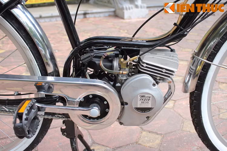 Nằm bên cạnh pedal là khối động cơ 2 kỳ 31,7 cc nhỏ nhắn với công suất chỉ 0,8 PS. Theo Fuki Planning, chiếc xe có thể đi được 43 km với 1 lít xăng.