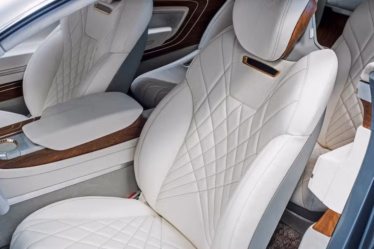 Không thể phủ nhận sự sang trọng của nội thất Vision G Concept Coupe với 4 chiếc ghế độc lập bọc da thượng hạng, gỗ ốp cao cấp và thậm chí là cả một số chi tiết mạ vàng.