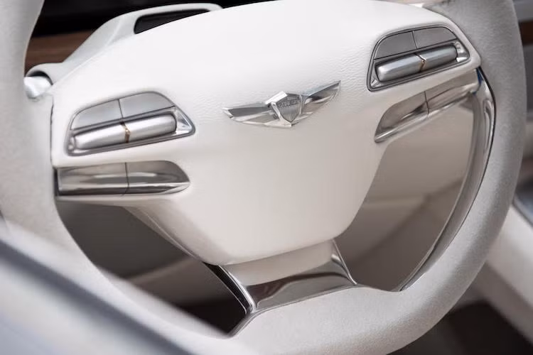 Vô-lăng của xe vẫn mang logo Genesis, chứng tỏ rằng phiên bản sản xuất hàng loạt nhiều khả năng sẽ thuộc dòng xe này.