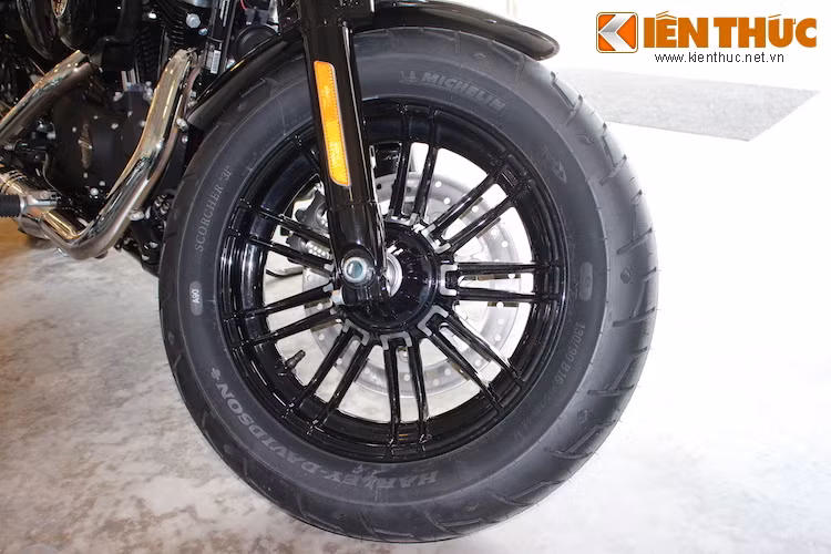 Điểm ấn tượng đầu tiên của xe đó là cặp mâm đúc 10 cánh kép mới khỏe khoắn hơn, nhưng vẫn đảm bảo chất cổ điển của xe so với bánh căm của đời 2015 trước đó.