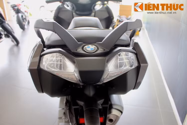 Phần đuôi xe có thiết kế cực kỳ độc đáo, với đèn hậu kép và tay nắm vòng sang hai bên, gặp nhau ở logo BMW đặt chính giữa.