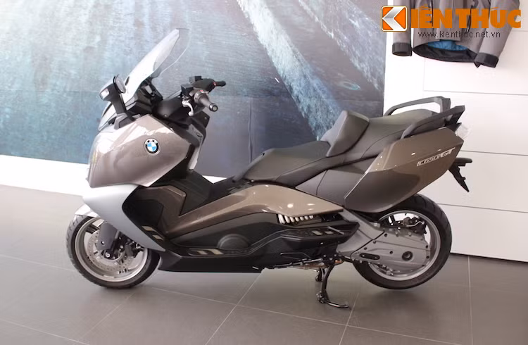 Kiểu dáng đầy tính "tương lai" của C650 GT có thể được thấy rõ ràng từ 2 bên thân xe.