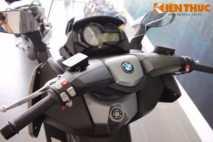 Tay lái thiết kế độc đáo với logo BMW ở chính giữa, cùm công tắc được tích hợp các nút bấm điều khiển những hệ thống điện tử khác nhau như cruise control, ABS...