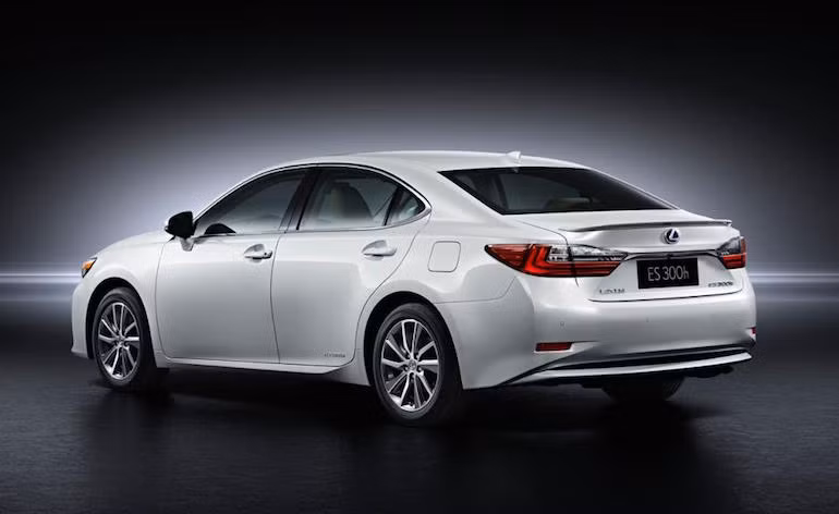 Trong khi đó ở Mỹ, chiếc xe vẫn có 2 bản động cơ V6 3.6 và hybrid 4 xi-lanh 2.5l.