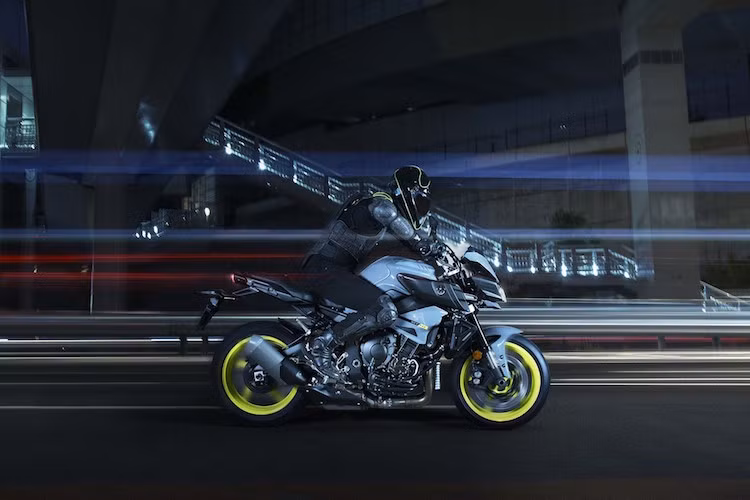 Sử dụng bộ mâm nhôm đúc 5 cánh trọng lượng nhẹ, Yamaha đã trang bị cho MT-10 bộ lốp Battlax Hypersport được hãng Bridgestone phát triển riêng cho chiếc xe.