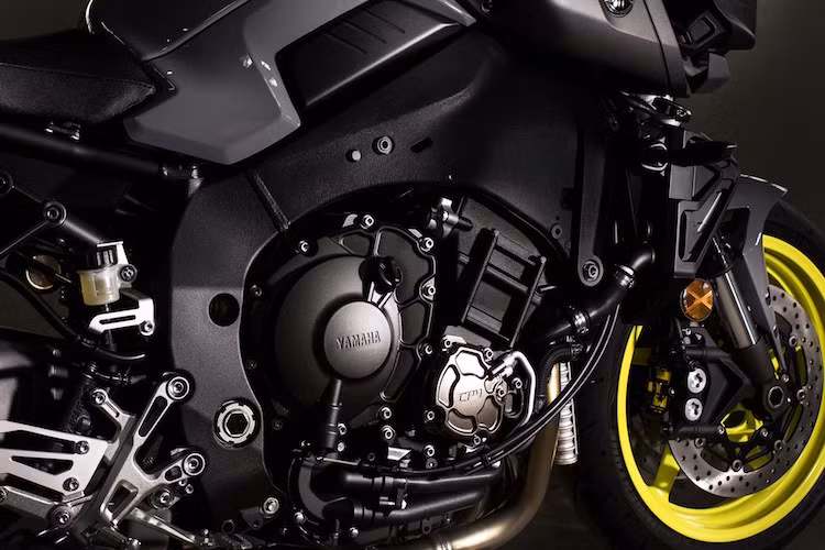 "Trái tim" của MT-10 là khối động cơ 4 xi-lanh thẳng hàng 999 cc cross-plane của R1. Tuy nhiên hiện Yamaha chưa công bố chi tiết các thông tin chính xác về hiệu năng của xe.
