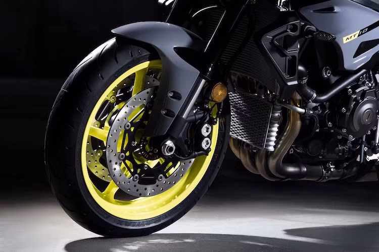 Là dòng MT cao cấp nhất, Yamaha cũng cho biết chiếc xe thừa hưởng nhiều điểm vượt trội từ mẫu superbike hàng đầu R1, chẳng hạn như hệ thống phanh đĩa trước 320 mm 4 pis có ABS.