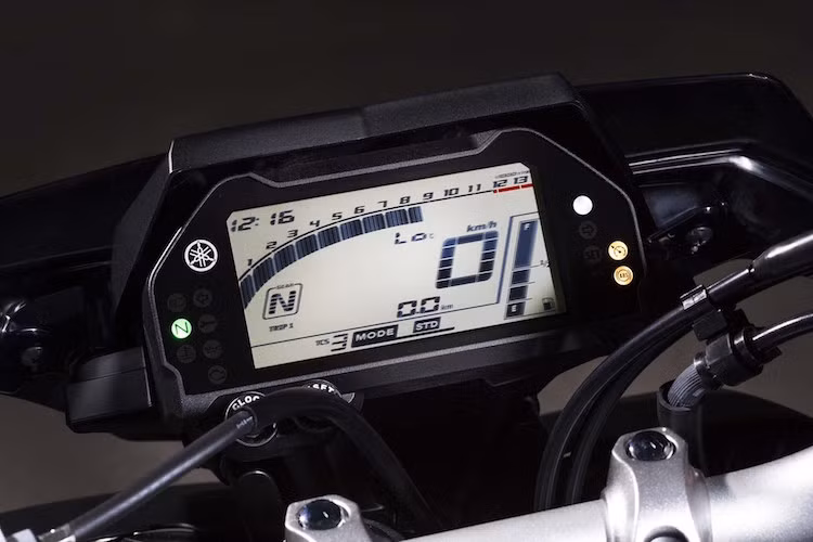Bảng đồng hồ của xe có thiết kế như R1, chỉ có điểm khác là một màn hình LCD đơn sắc.