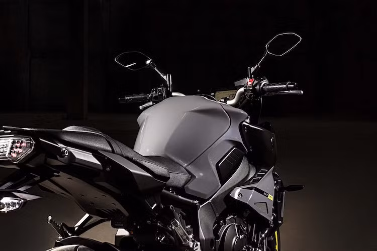 Khung của xe được làm từ nhôm với kết cấu Deltabox quen thuộc của Yamaha. Bình xăng của MT-10 có thể tích 17 lít.