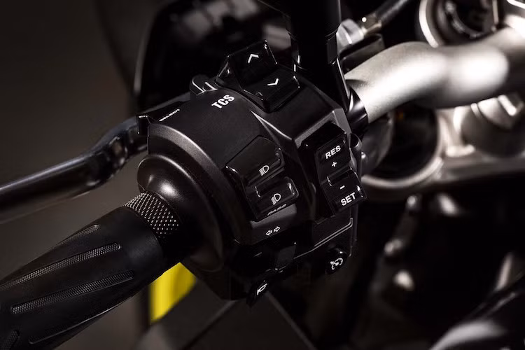 Hệ thống điều khiển lực kéo, 3 chế độ lái khác nhau cùng với ly hợp trượt Slipper Clutch là những trang bị được thừa hưởng từ R1 của MT-10. Ngoài ra xe còn có hệ thống giữ ga tự động (Cruise Control) ở số 4, 5 và 6.