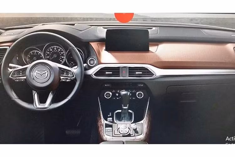 Có bố cục tương tự các dòng xe hiện tại của Mazda như 6 sedan hay CX-5, nhưng nội thất của CX-9 sử dụng các vật liệu cao cấp hơn và phối màu "nịnh mắt" hơn.