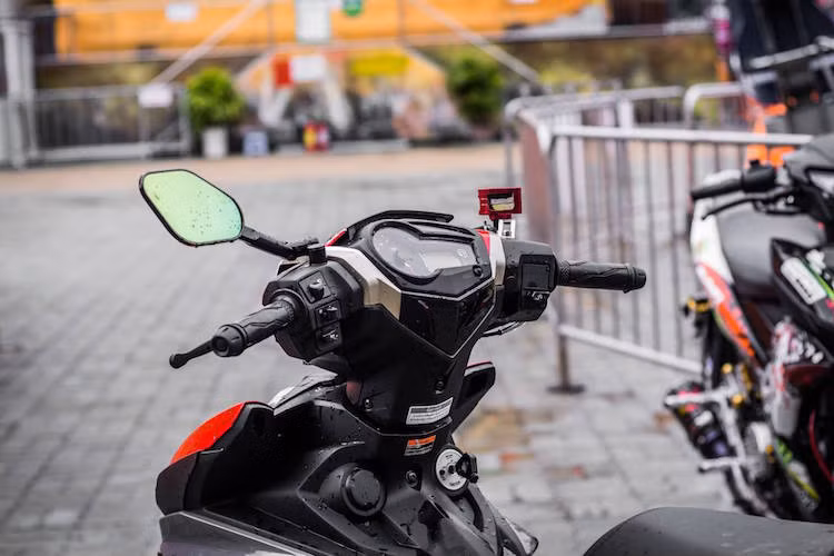 Bên cạnh gương chiếu hậu, bình dầu của xe cũng của Rizoma.