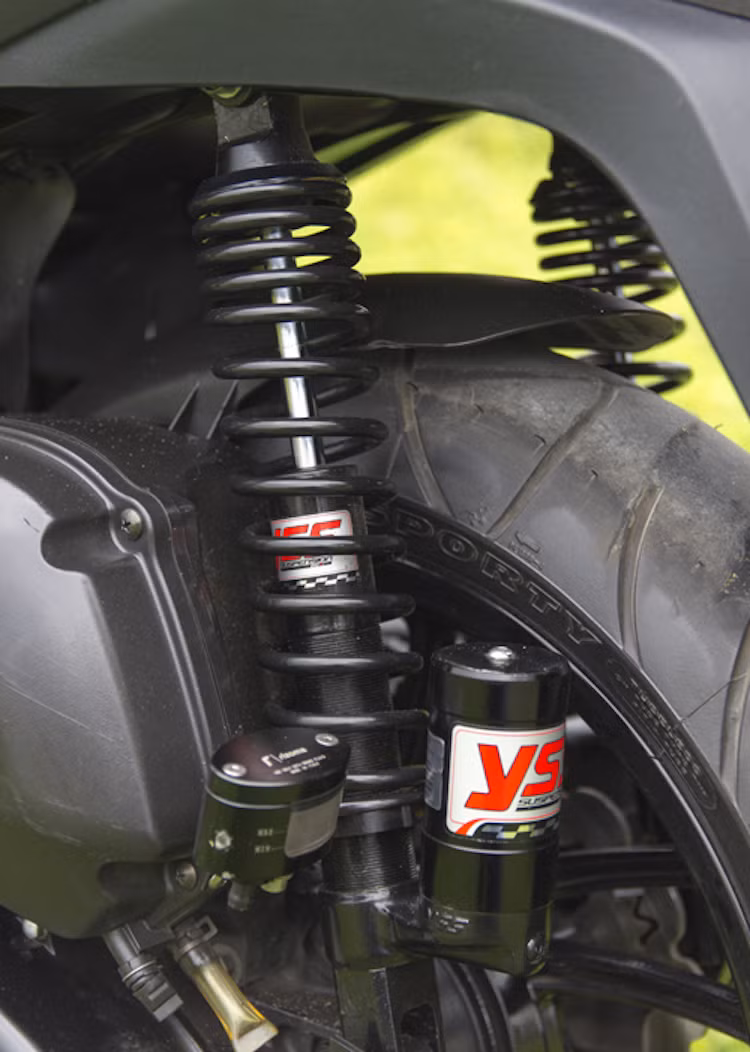 "Dàn chân" phía sau được nâng cấp với phuộc YSS và lốp Michelin Pilot Sporty.