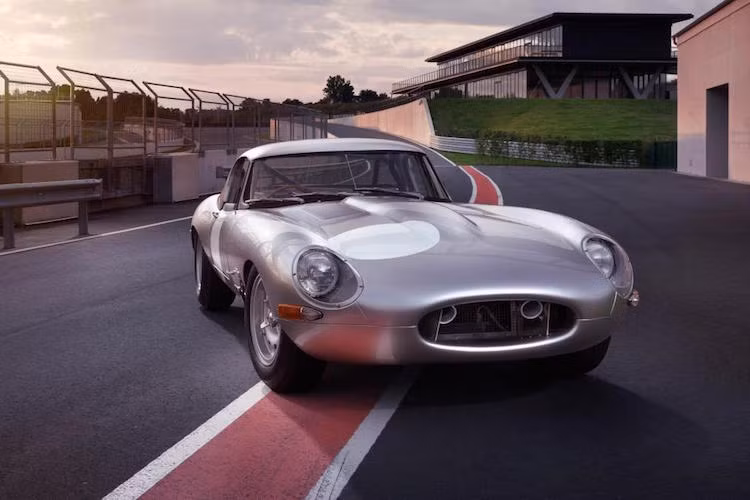 Do được chế tạo đúng như nguyên bản nên E-Type Lightweight 2015 cũng được Liên đoàn đua xe Quốc tế (FIA) xác nhận và có thể tham gia vào các cuộc đua xe cổ.