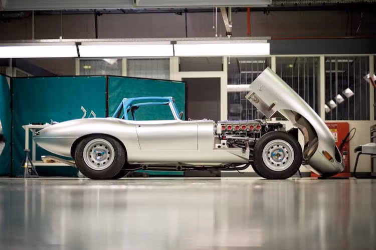 Sản xuất trong giai đoạn từ 1961 tới 1975, Jaguar E-Type được coi là một trong những mẫu xe đẹp nhất Thế giới.