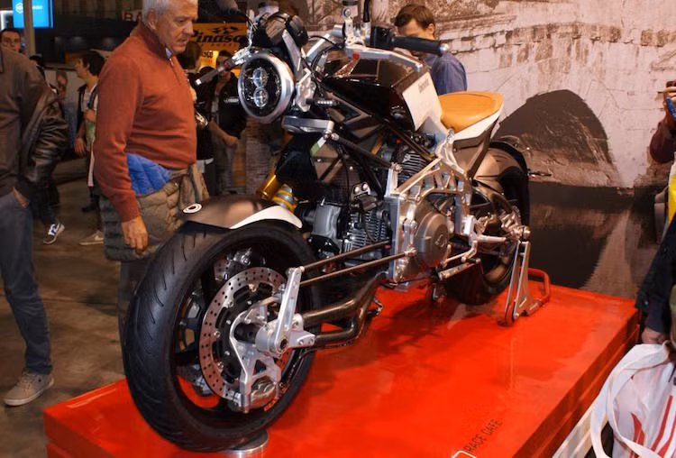Bimota Tesi 3D Cafe Racer Carbon có các kích thước dài x rộng x cao lần lượt là 2100, 700 và 1100 mm. Độ dài trục cơ sở của xe là 1390 mm.