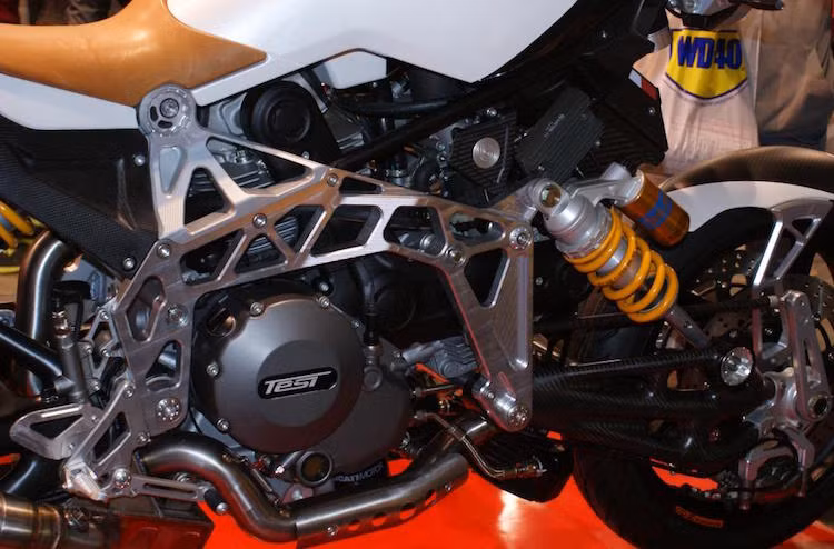 Về động cơ, cũng giống như các mẫu xe khác của Bimota, Tesi 3D Cafe Racer Carbon "mượn" máy của Ducati. Cụ thể hơn, chiếc xe được trang bị khối động cơ L-Twin 803 cc DOHC từ Ducati Scrambler, được cải tiến nhẹ để cho công suất lớn hơn 5 mã lực.