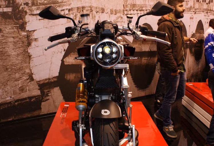 Sử dụng những vật liệu nhẹ như nhôm hợp kim hay sợi carbon nên Tesi 3D Cafe Racer Carbon có trọng lượng khá nhẹ, chỉ 165 kg - tương đương một số mẫu xe 250 cc.