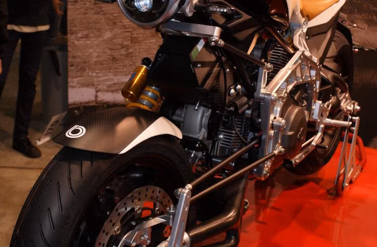 Tuy nhiên, Tesi 3d Cafe Racer Carbon gây ấn tượng nhất bởi điểm đặc biệt đã trở thành "thương hiệu" của dòng Tesi, đó là hệ thống lái sử dụng trục trung tâm Hub Center Steering.