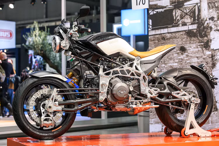 Cả bánh trước và sau trên Tesi 3D Cafe Racer Carbon đều có phuộc Ohlins monoshock, với khả năng điều chỉnh độ cao phía trước trong khoảng 9,5 mm và sau 14 mm.