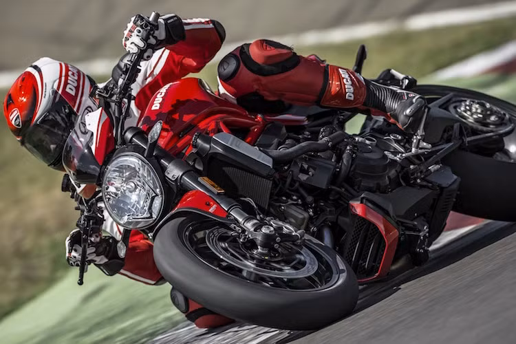 Ghế ngồi của Monster 1200R cũng được chỉnh sửa để thoải mái hơn khi di chuyển hàng ngày và "đi phượt".