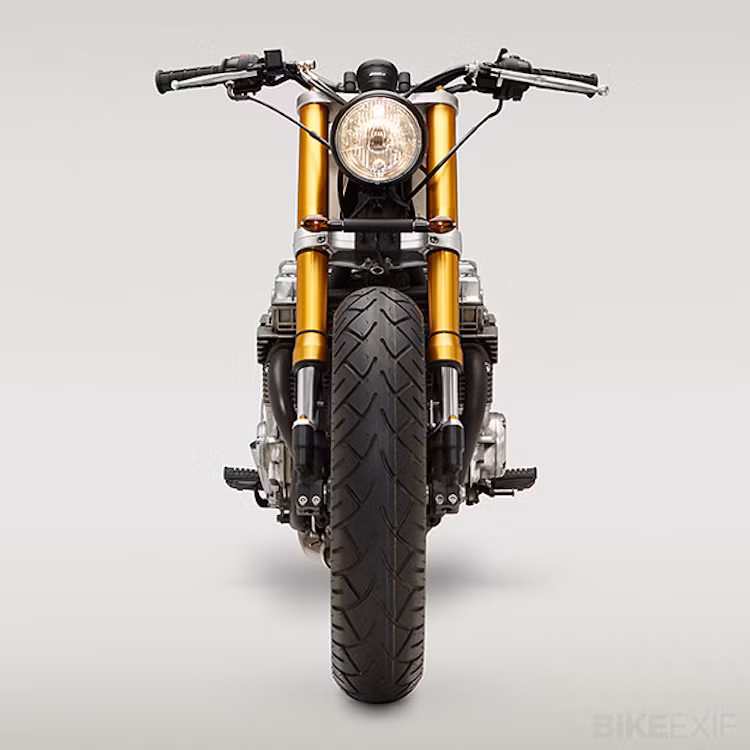 Bình xăng của chiếc xe được mạ niken, được lấy từ chiếc Yamaha RD250 từ năm 1974. Toàn bộ động cơ xe được "dựng" lại từ đầu, kèm theo lọc gió "thửa" riêng.