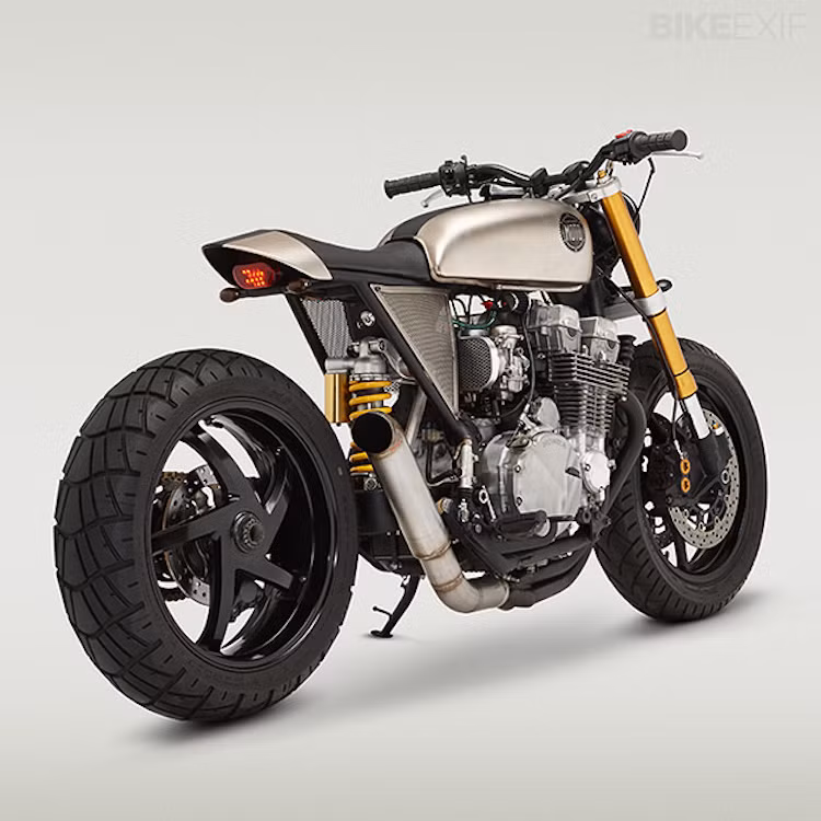 Ở phía sau, John đã trang bị gắp đơn của Ducati Multistrada cho xe, bên cạnh giảm xóc của Ducati Hypermotard và mâm của Ducati 996.