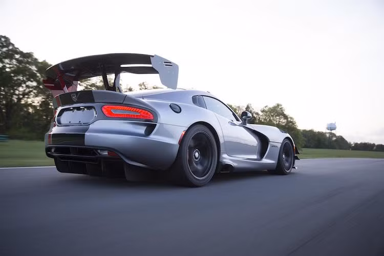 So với Viper thường, thân xe của Viper ACR đạt hiệu quả khí động học tối đa, với lực ép thân xe ở tốc độ 285 km/h lên tới gần 1 tấn.