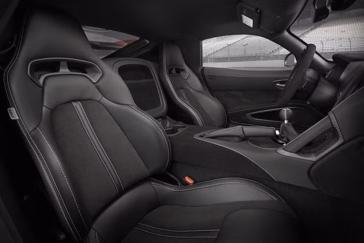 Các ghế ngồi thể thao được bọc da "xịn" xen lẫn với vải Alcantara trọng lượng nhẹ.