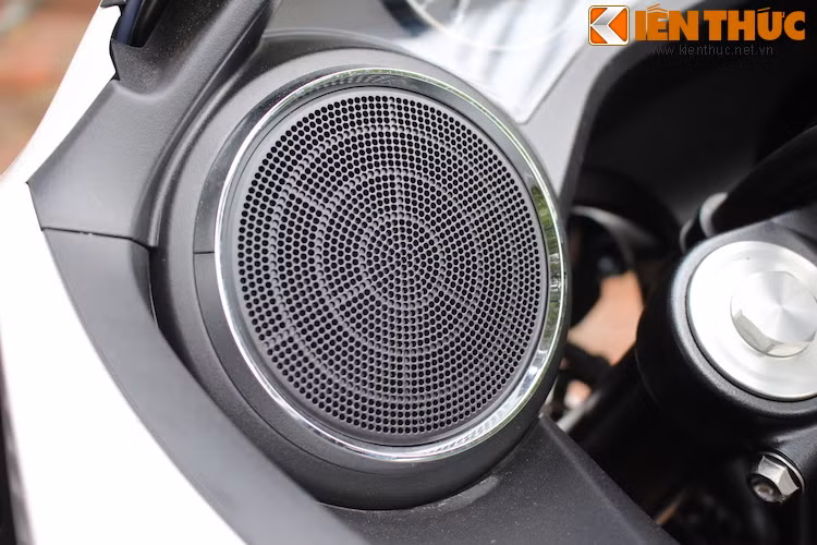 Ở hai bên, chiếc xe còn được trang bị hệ thống loa kép để giúp người lái giải trí trên những hành trình dài. Tuy nhiên, hệ thống loa này không kèm theo radio riêng.