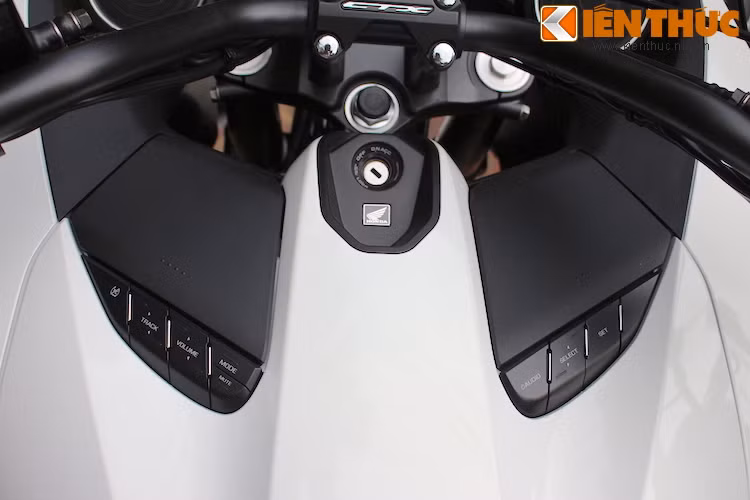 Ngay bên dưới tay lái là cụm nút điều khiển các chức năng của xe; nằm trên là những hộc đựng đồ nhỏ với nắp có khóa cài. Để mở những hộc đựng đồ này, bạn chỉ cần nhấn nhẹ vào nắp của chúng.