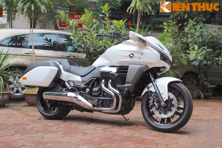 Trong khi Honda ST1300 Pan European có dạng touring thì thiết kế của CTX1300 lại hướng về dáng bagger - hay cruiser với những hộp chứa đồ lớn ở hai bên.