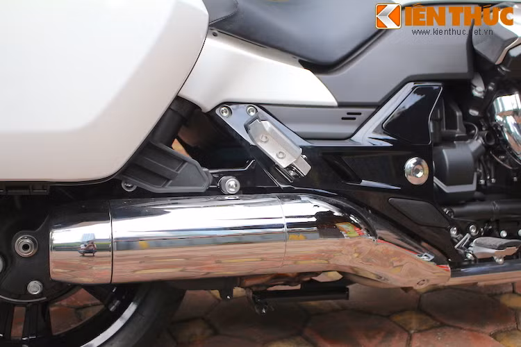 Xe có tới 2 ống xả đặt đối xứng hai bên, mỗi ống xả đều dẫn khí thải từ 2 xi-lanh mỗi bên hàng của động cơ chữ V. Lốp sau có bản cực lớn 200/50/17.
