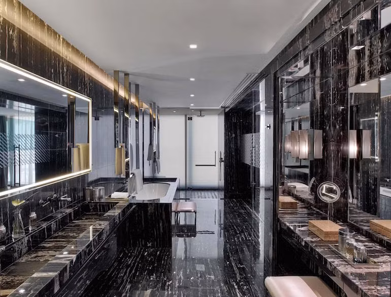 Gỗ sồi, sàn đá hoa, kim loại chiếm chủ đạo trong thiết kế của phòng.